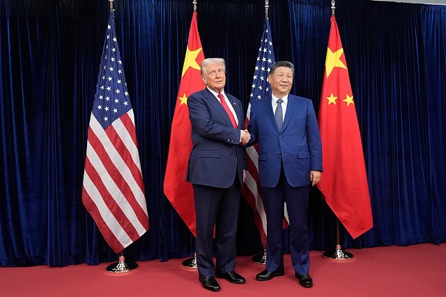 习特会2025：特朗普送习近平上专车，轻拍后背耳边讲话（组图） - 8