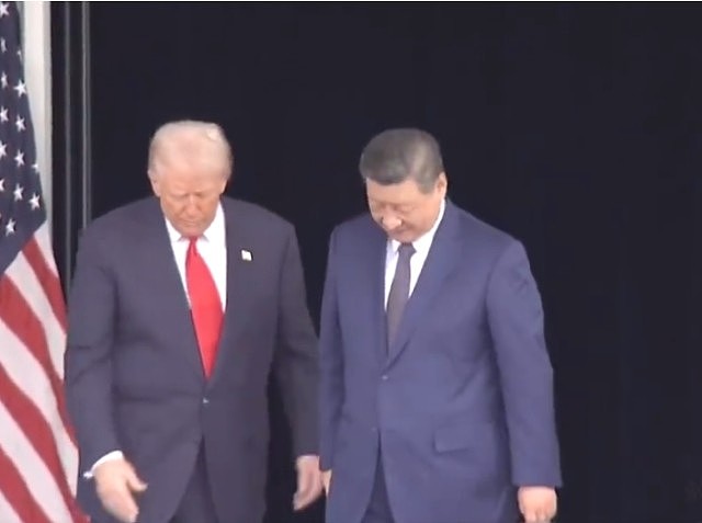 习特会2025：特朗普送习近平上专车，轻拍后背耳边讲话（组图） - 4