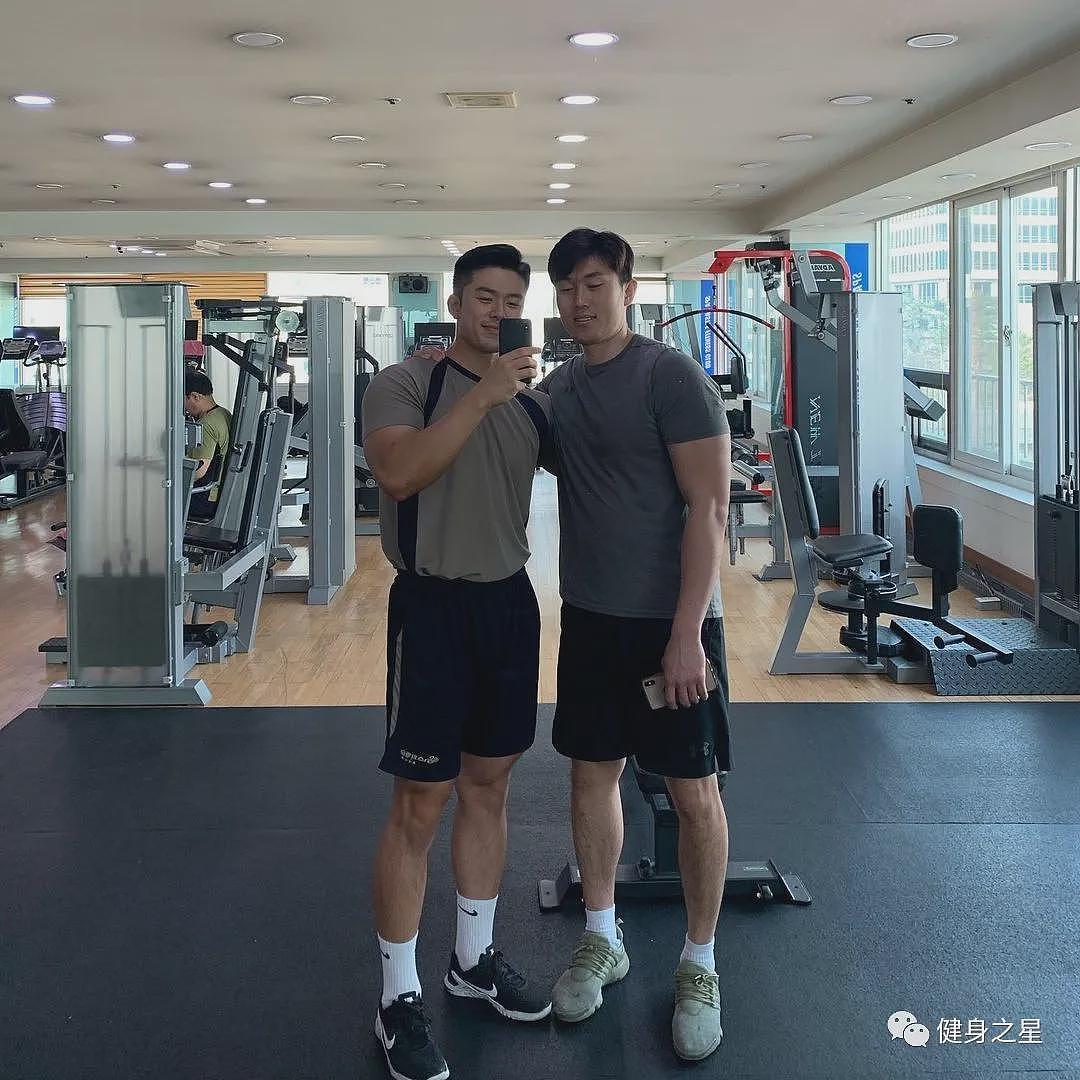 【帅哥】男生健身能帅到什么程度？倒三角身材公狗腰，我爱了（组图） - 22