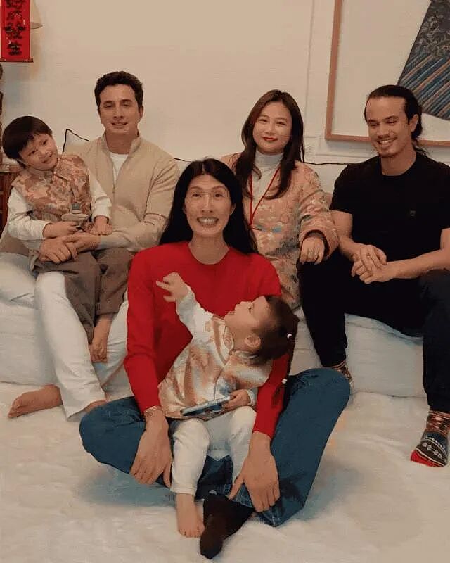 纪梵希家族的中国媳妇！52岁出道被骂“又老又丑”，如今爆火成顶流超模（组图） - 11