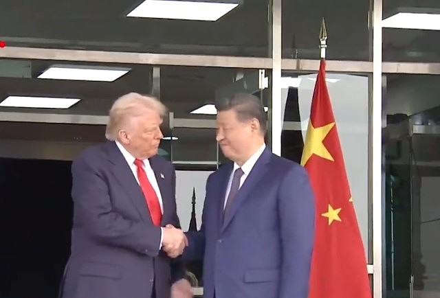 习特会2025：特朗普送习近平上专车，轻拍后背耳边讲话（组图） - 2
