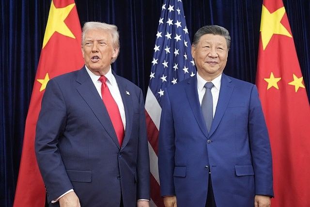 习特会2025：特朗普送习近平上专车，轻拍后背耳边讲话（组图） - 10