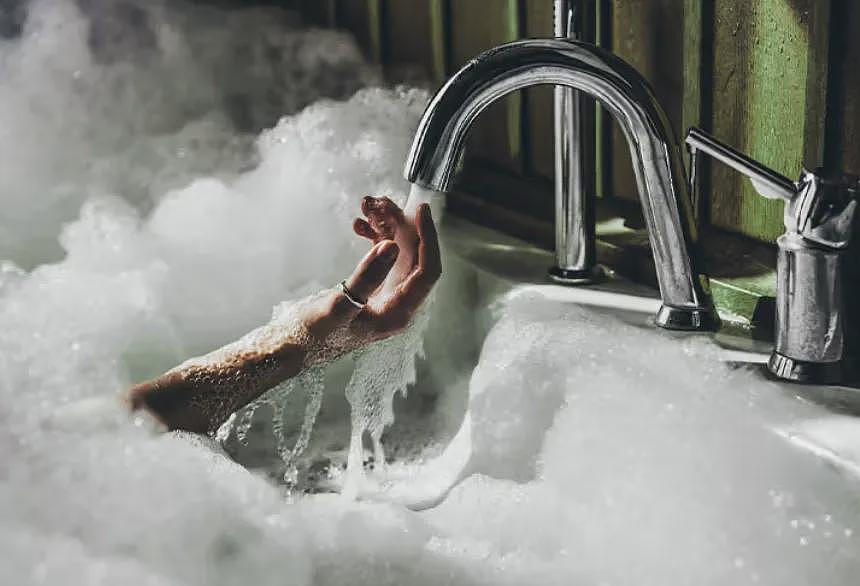 男子酒店洗澡被活活烫死！58℃热水如“烫猪皮”，瞬间皮开肉绽！家属崩溃...（组图） - 1