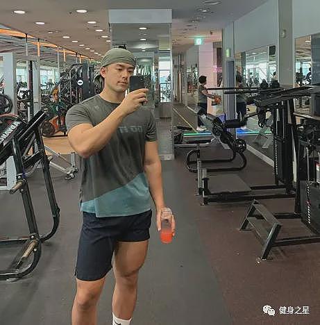 【帅哥】男生健身能帅到什么程度？倒三角身材公狗腰，我爱了（组图） - 33