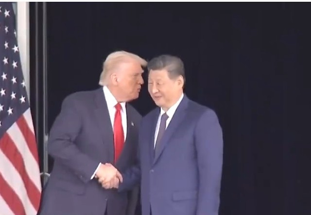 习特会2025：特朗普送习近平上专车，轻拍后背耳边讲话（组图） - 3