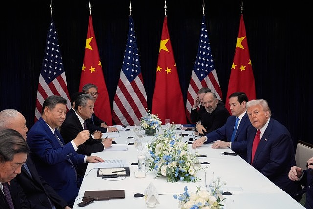 习特会2025：特朗普送习近平上专车，轻拍后背耳边讲话（组图） - 9