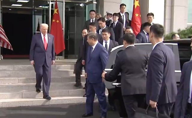 习特会2025：特朗普送习近平上专车，轻拍后背耳边讲话（组图） - 5