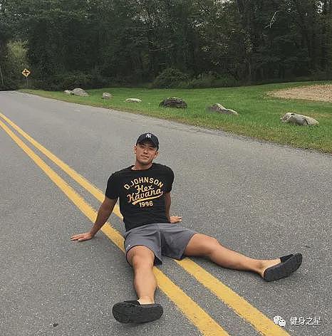 【帅哥】男生健身能帅到什么程度？倒三角身材公狗腰，我爱了（组图） - 31