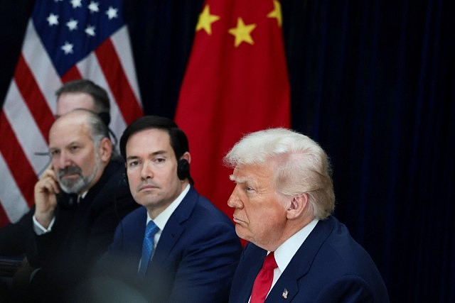 习特会2025：特朗普送习近平上专车，轻拍后背耳边讲话（组图） - 7