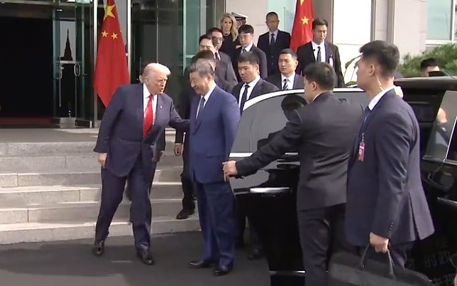 习特会2025：特朗普送习近平上专车，轻拍后背耳边讲话（组图） - 6