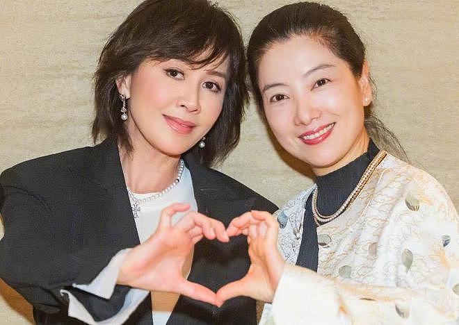 刘嘉玲晒同学50年后合影，面部医美痕迹明显，被吐槽不如同学自然（组图） - 1