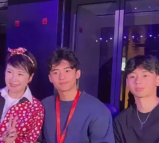 谢霆锋带大儿子香港逛街!素颜戴墨镜超帅,为保护Lucas走路超快(组图) - 12