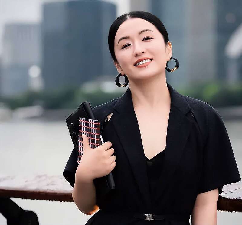 秦雯袭警冲上热搜!向王家卫炫耀后台硬能捞人(组图) - 5