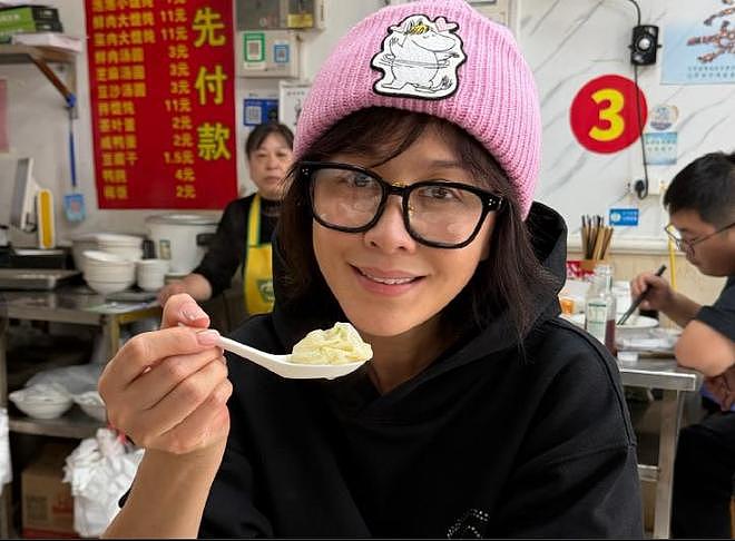刘嘉玲晒同学50年后合影，面部医美痕迹明显，被吐槽不如同学自然（组图） - 17
