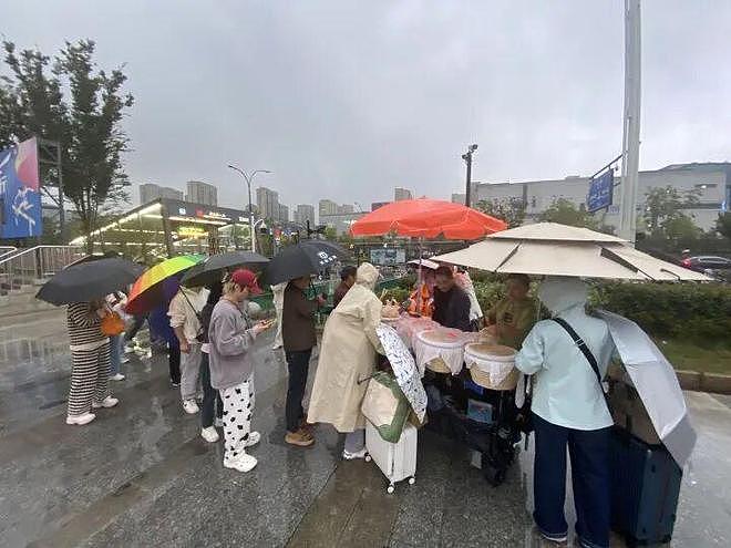 美院硕士母校附近摆摊，火了！每天都在排队，“敢在南方卖北方大包，胆子挺大啊”（组图） - 8