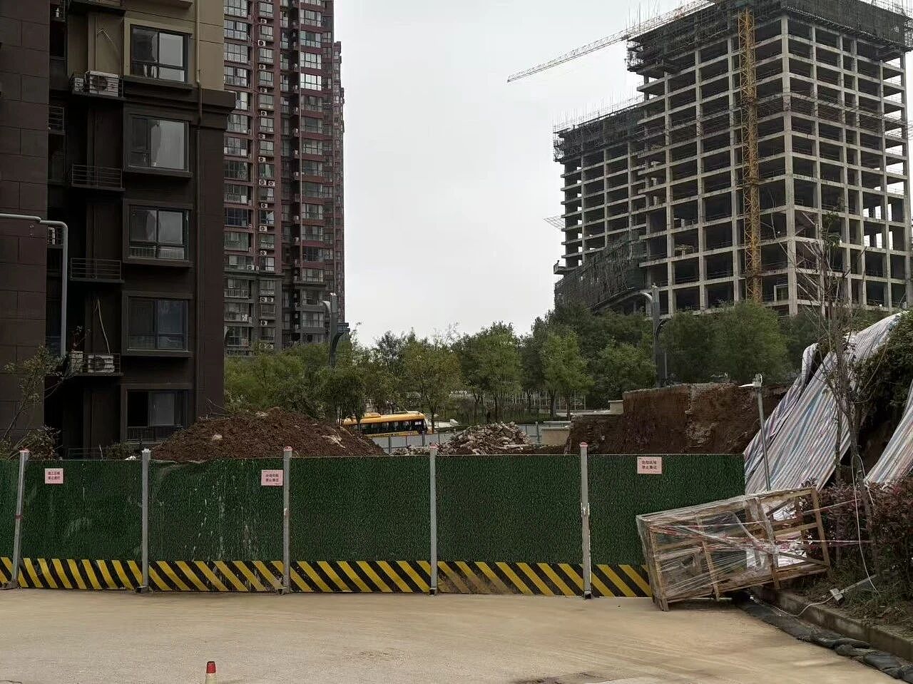 西安11岁男孩坠入小区通风井:烂尾楼“复活”后的悲剧(组图) - 8