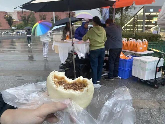 美院硕士母校附近摆摊，火了！每天都在排队，“敢在南方卖北方大包，胆子挺大啊”（组图） - 5