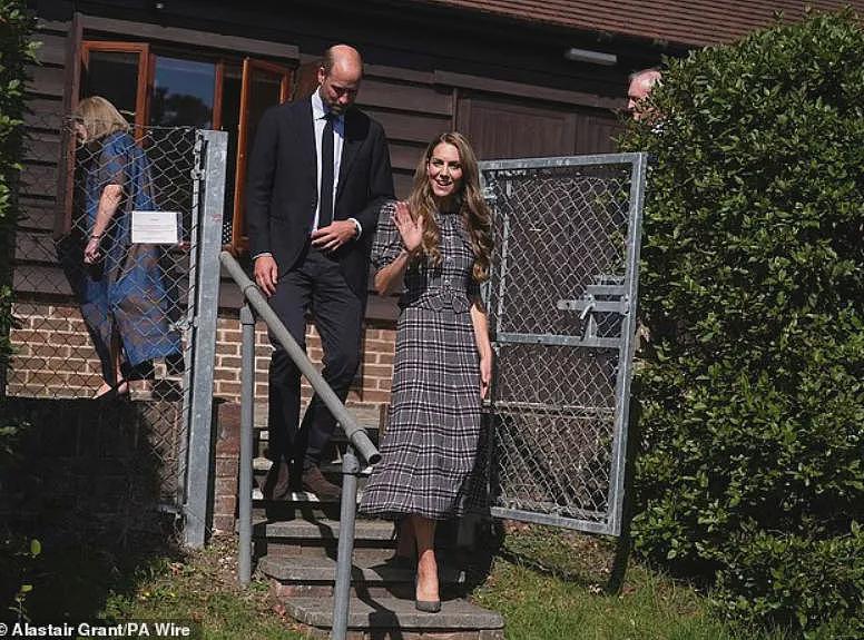 英国王室地动山摇!安德鲁王子被贬为庶民,背后全是威廉推动,下一个就是哈里和梅根?(组图) - 6
