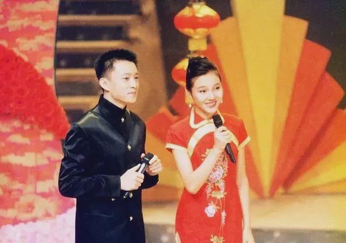 “前最帅央视主持人”复出,56岁满头白发,回应“身价百亿总裁”!网友:法拉利老了也是法拉利(视频/组图) - 5