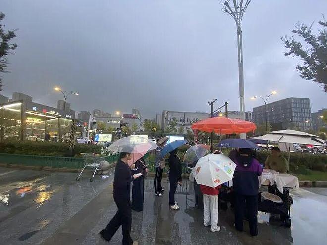 美院硕士母校附近摆摊，火了！每天都在排队，“敢在南方卖北方大包，胆子挺大啊”（组图） - 4