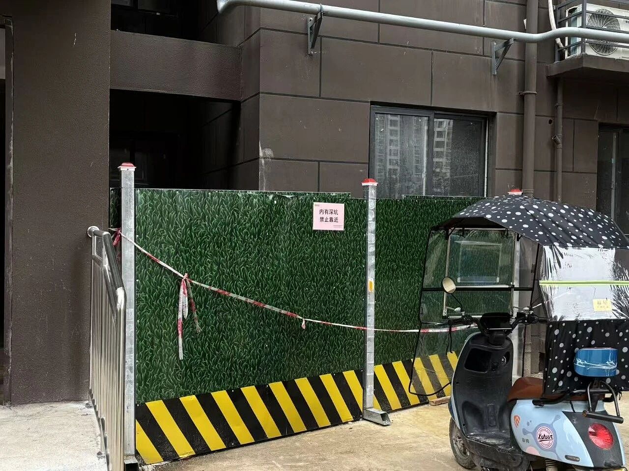 西安11岁男孩坠入小区通风井:烂尾楼“复活”后的悲剧(组图) - 1