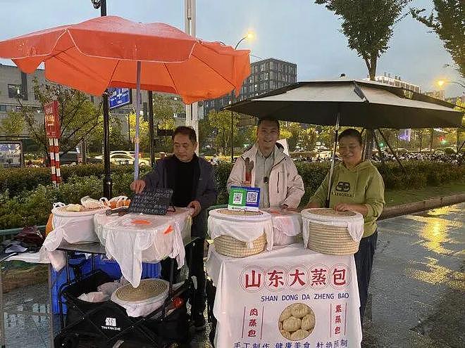 美院硕士母校附近摆摊，火了！每天都在排队，“敢在南方卖北方大包，胆子挺大啊”（组图） - 6