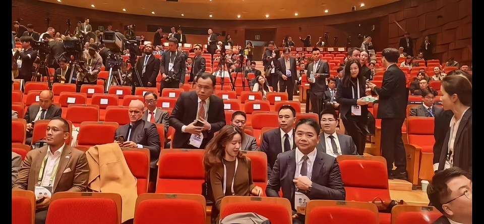 刘强东发朋友圈:谁给我拍的照片?让我在老婆面前没了自信(组图) - 3