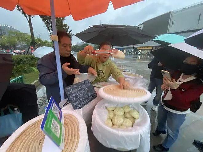 美院硕士母校附近摆摊，火了！每天都在排队，“敢在南方卖北方大包，胆子挺大啊”（组图） - 7