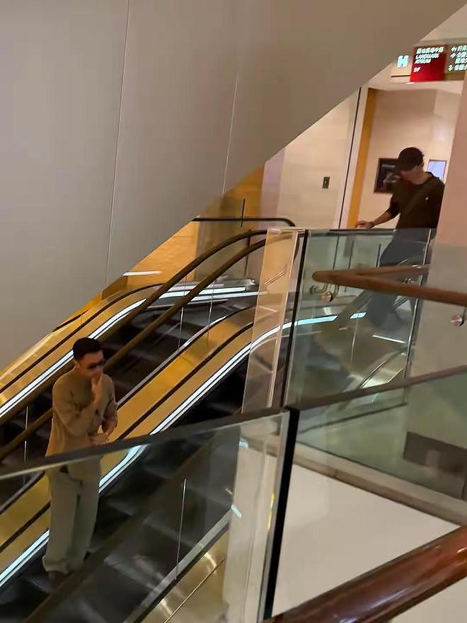 谢霆锋带大儿子香港逛街!素颜戴墨镜超帅,为保护Lucas走路超快(组图) - 5