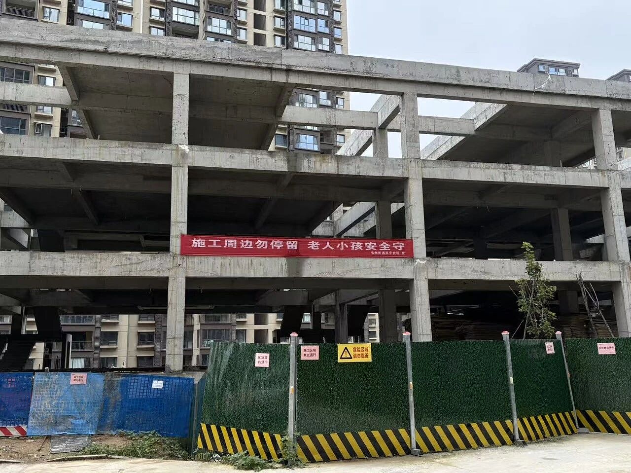 西安11岁男孩坠入小区通风井:烂尾楼“复活”后的悲剧(组图) - 9