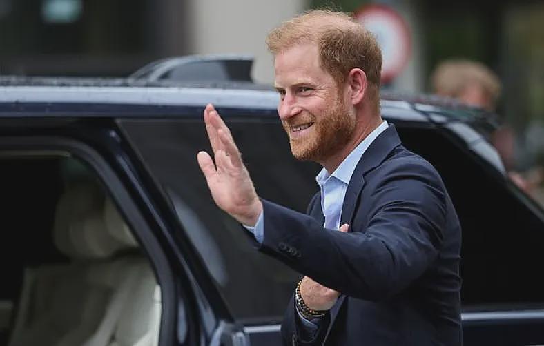 英国王室地动山摇!安德鲁王子被贬为庶民,背后全是威廉推动,下一个就是哈里和梅根?(组图) - 4
