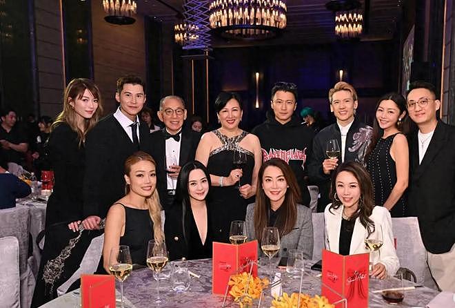 谢霆锋带大儿子香港逛街!素颜戴墨镜超帅,为保护Lucas走路超快(组图) - 1