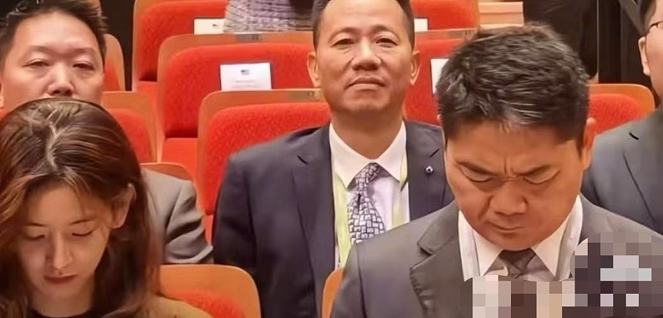 刘强东发朋友圈:谁给我拍的照片?让我在老婆面前没了自信(组图) - 2