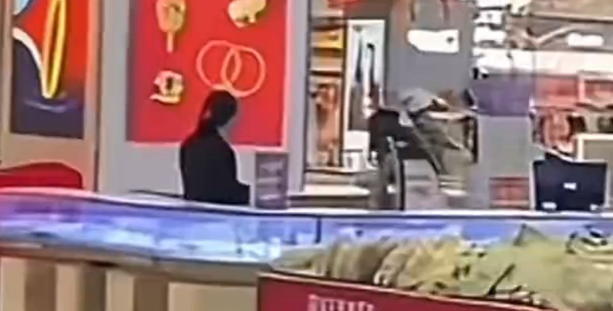湖北金店遭持械抢劫，猛锤碎柜掳多件饰品，警拘35岁男疑犯（视频/组图） - 1