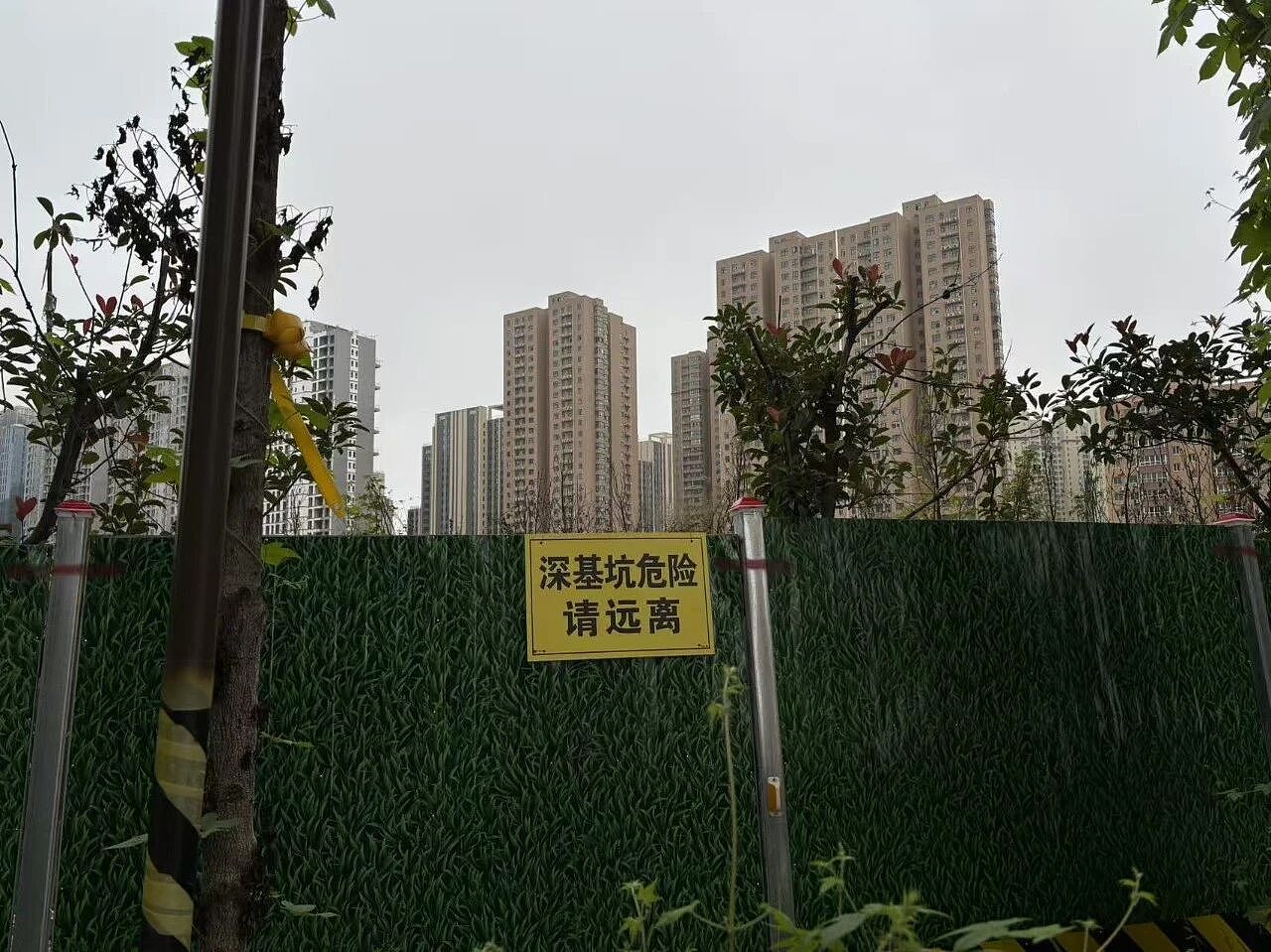西安11岁男孩坠入小区通风井:烂尾楼“复活”后的悲剧(组图) - 10