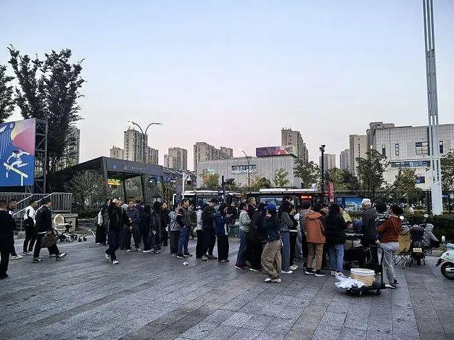 美院硕士母校附近摆摊，火了！每天都在排队，“敢在南方卖北方大包，胆子挺大啊”（组图） - 1