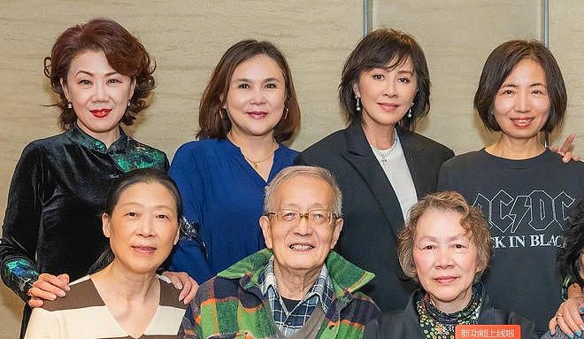 刘嘉玲晒同学50年后合影，面部医美痕迹明显，被吐槽不如同学自然（组图） - 7