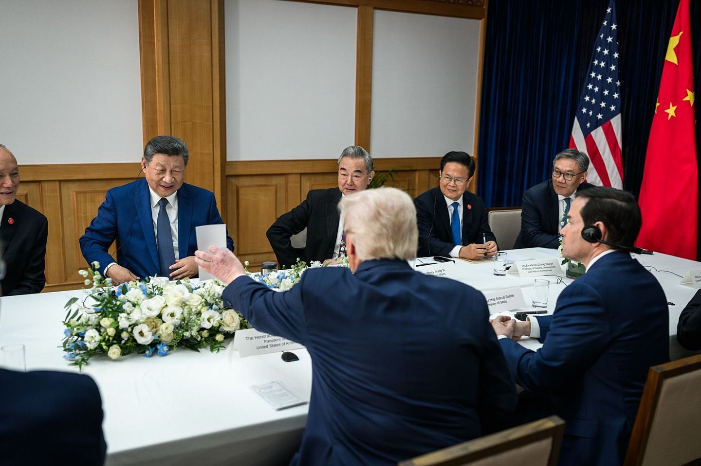 川普秀神秘小卡,习近平看了笑开怀!白宫新照掀热议(组图) - 2