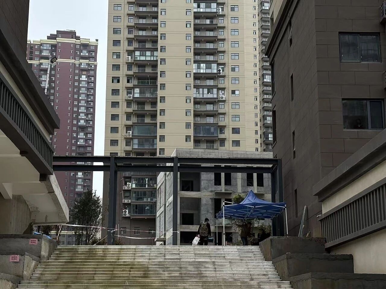 西安11岁男孩坠入小区通风井:烂尾楼“复活”后的悲剧(组图) - 7
