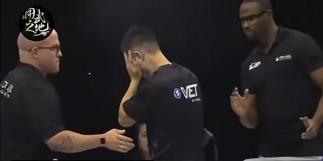 中国武术大师参加扇耳光比赛，被外国选手一掌打晕（视频/组图） - 1