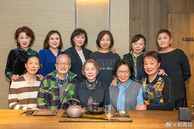 刘嘉玲晒同学50年后合影，面部医美痕迹明显，被吐槽不如同学自然（组图） - 3
