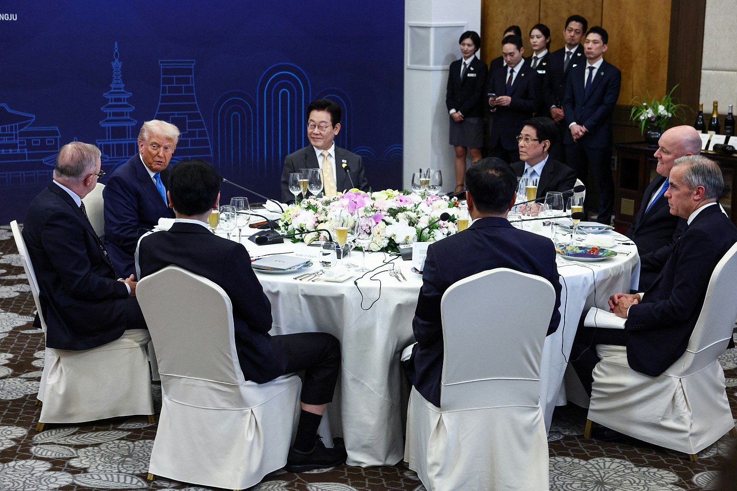 加拿大总理卡尼就反关税广告道歉！特朗普：不会重启贸易谈判（视频/组图） - 2