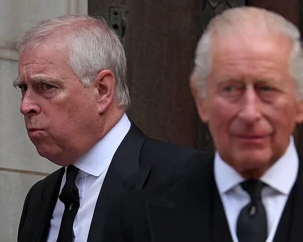见证历史!英国王子被贬为庶民,剥夺头衔、踢出官邸,威廉对亲叔叔下手?(组图) - 1