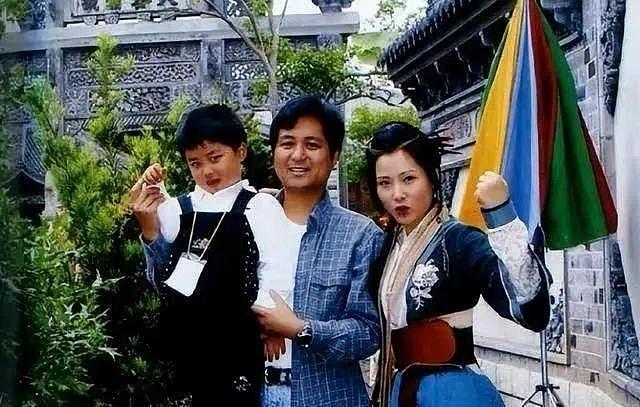 62岁何赛飞“敢说”上热搜!裸婚嫁给帅气初恋,丁克10年后生下儿子跟她姓(组图) - 35