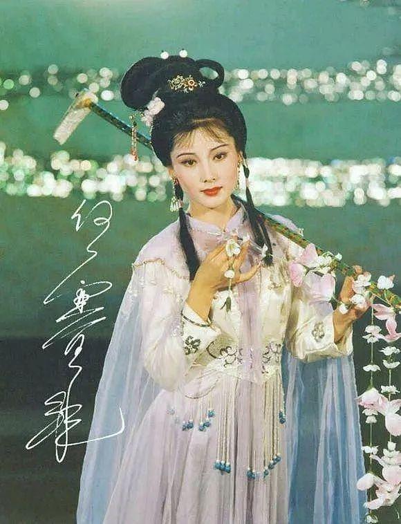62岁何赛飞“敢说”上热搜!裸婚嫁给帅气初恋,丁克10年后生下儿子跟她姓(组图) - 7