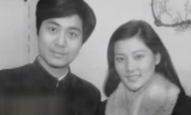 62岁何赛飞“敢说”上热搜!裸婚嫁给帅气初恋,丁克10年后生下儿子跟她姓(组图) - 23