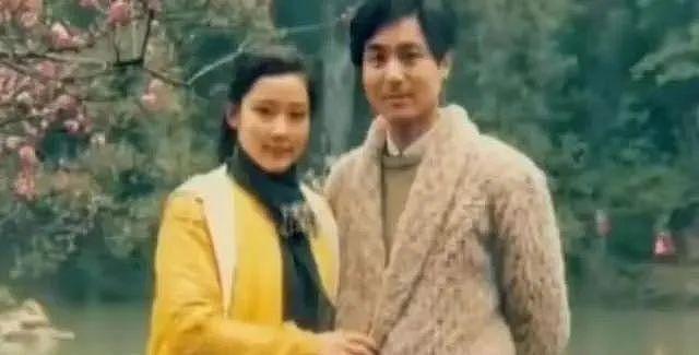 62岁何赛飞“敢说”上热搜!裸婚嫁给帅气初恋,丁克10年后生下儿子跟她姓(组图) - 28