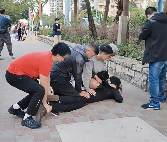震惊！世纪渣男再次被捕，被压在地上大喊救命，家暴老婆终于遭报应（组图） - 2