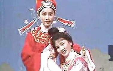62岁何赛飞“敢说”上热搜!裸婚嫁给帅气初恋,丁克10年后生下儿子跟她姓(组图) - 16