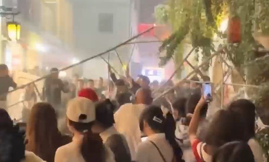 长沙知名街巷墙体突倒塌，有路人遭压倒！当局：已送院救治（视频/组图） - 5